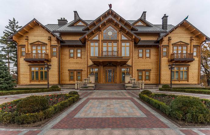Современные частные дома все чаще напоминают дворцы