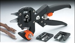 Прививочный секатор применяется в профессиональном и любительском садоводстве