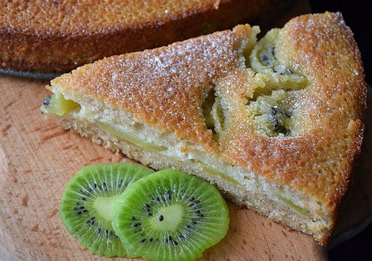 Шарлотка с яблоками и киви