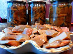 Есть грибную заготовку любят как гурманы, так и любители легких закусок