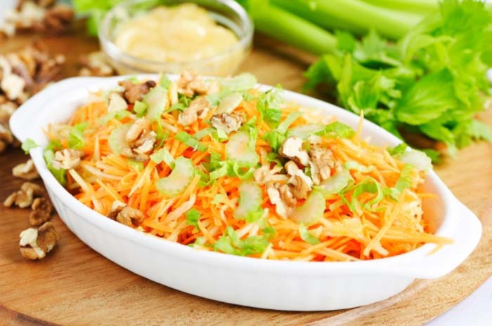 Простым, но питательным и вкусным блюдом является лёгкий салат из иерусалимского артишока