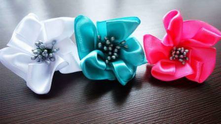 Топинарий из атласных лент создается из разных ленточек