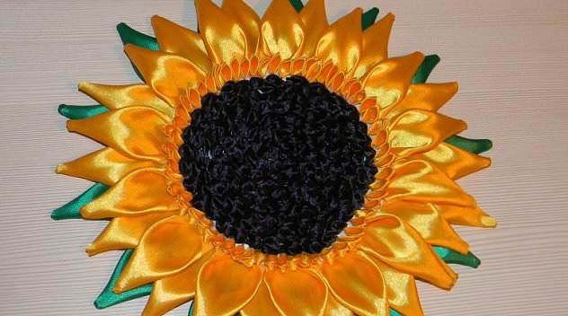 Можно создать из лент своими руками подсолнухи, а разнообразить их кофейными зернами