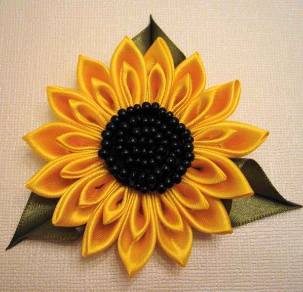 Чтобы сделать топиарий из лент своими руками, нужно взять желтую полосу и вырезать лепестки подсолнуха