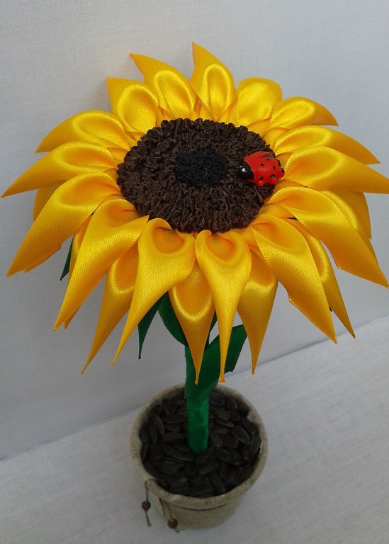 Для ствола используют ленты зеленого цвета