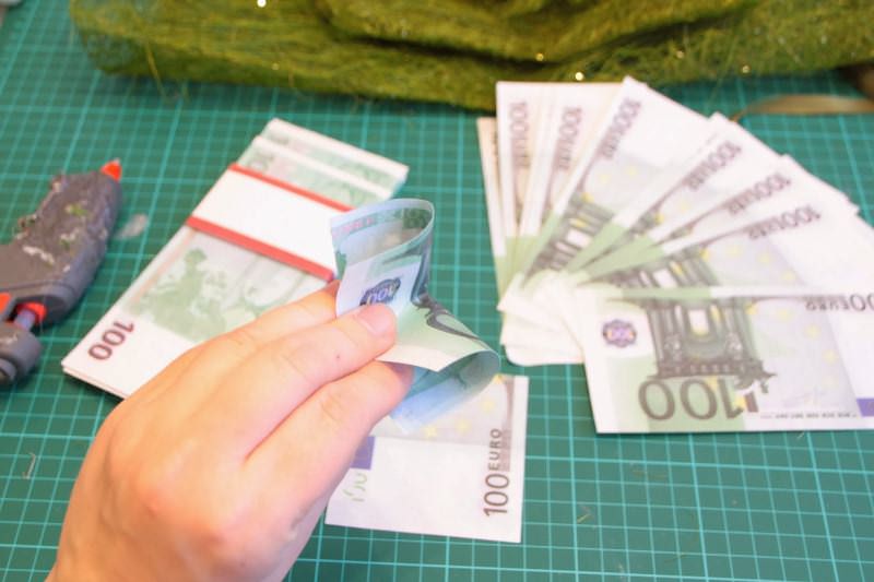 Обратите внимание: купюры, чтобы сделать топиарии своими руками, необходимо использовать ненастоящие