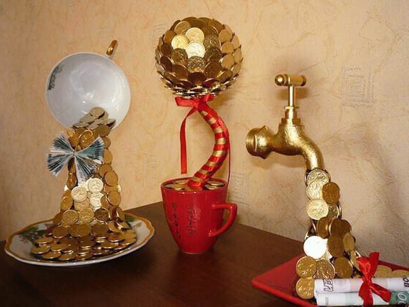 Подарки, выполненные своими руками, актуальны всегда, но особенно оригинальным является топиарий из денег