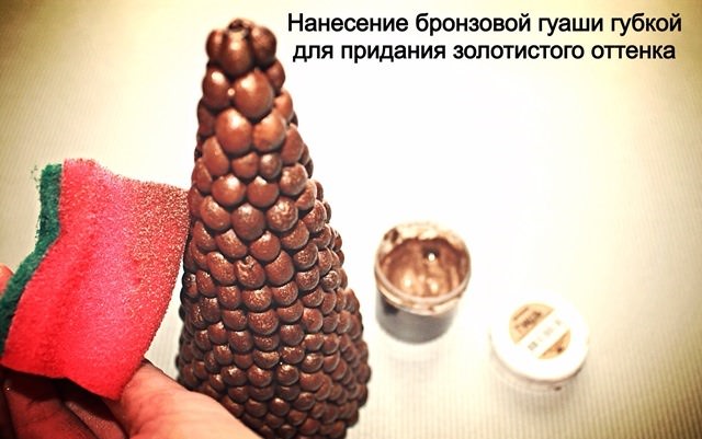 Аккуратными движениями наносят краску на кофейные зерна
