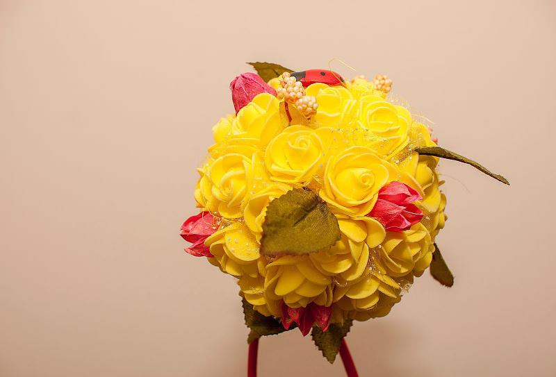 Деревца счастья, украшенные розами, могут быть самыми различными