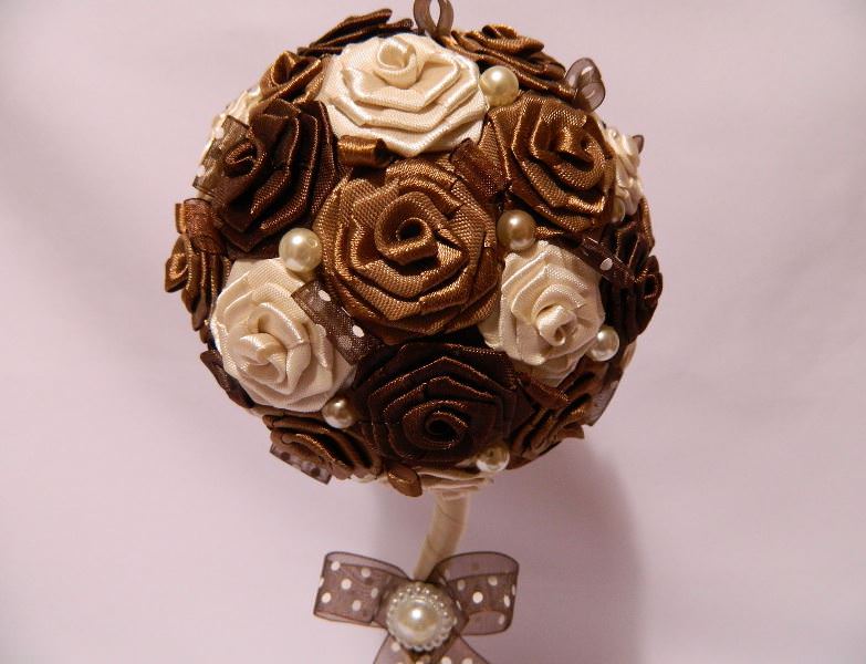 Дополнить крону дерева можно бантиками и бусинками