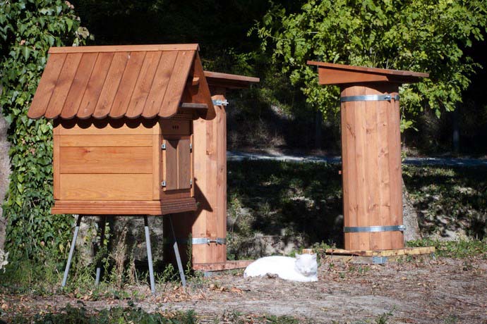 Пчелиные улики являются искусственным жилищем, изготовленным человеком для содержания одной или нескольких семей медоносных пчёл