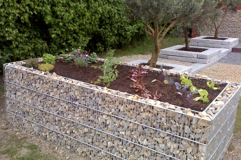 Внутренняя плодородная часть высокой грядки может выполняться разными способами