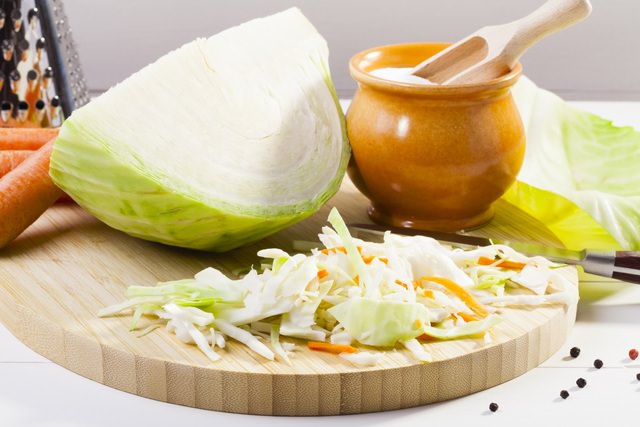 Овощеводы и домашние хозяйки давно заметили, что лучше всего сохраняет все свои питательные и вкусовые качества капуста, заквашенная в строго определенные дни