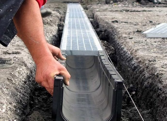 Открытая дренажная система является самым простым и дешевым способом обустройства дренажа