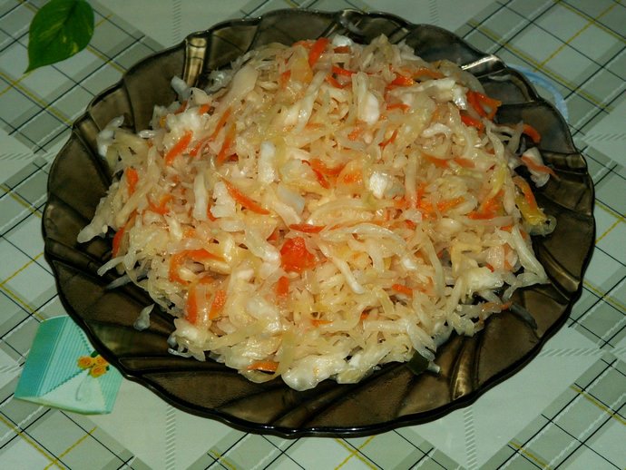 С яблоками получается потрясающий салат!