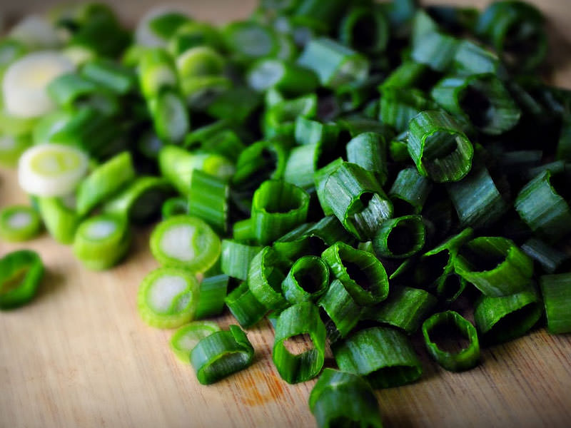 Зеленый лук - прекрасный продукт, активно используется для приготовления первых, вторых блюд, для засолки и маринада, также придает неповторимый вкус холодным закускам, салатам, бутербродам, жареному мясу, рыбе и соусам