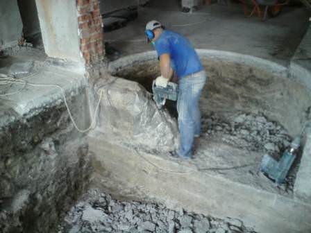 Разборка зданий и сооружений на даче – непростая, и достаточно грязная работа, а потому далеко не каждый дачник берется за нее самостоятельно