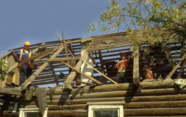 Простейшие работы можно выполнить самостоятельно, и на помощь здесь приходит молот, ножовка, перфоратор, болгарка, бензопила, фомка