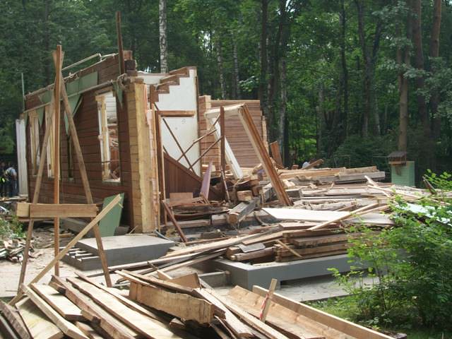 Если речь идет о старом сарае из дерева, то решить вопрос поможет топор, лом, фомка, в некоторых случаях, ножовка или даже бензопила