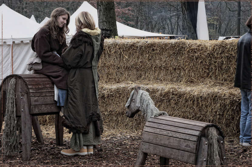 Несколько лошадок из дерева на даче куда интереснее единственной фигуры