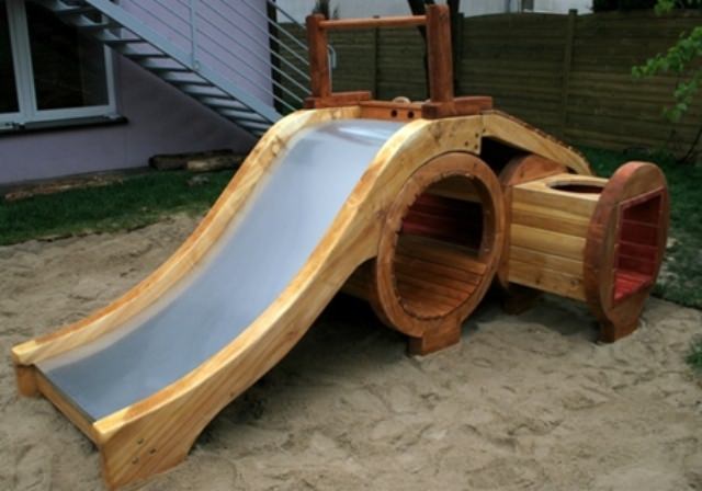Самой сложной частью детской горки на даче является спуск, а точнее, желоб для спуска с горки