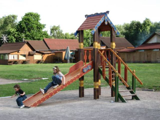 Для сборки детской горки из дерева нужно выбрать надежный крепеж – болты, гайки и шайбы, но направляющие спуска крепить на клей или обратное крепление, чтобы по плоскости скольжения не было шляпок гвоздей, саморезов и болтов