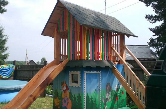 Не стоит устанавливать детскую горку рядом с хозяйственным двором, гаражом для авто и прочими постройками, в которых могут быть опасные для малышей вещи и инструмент