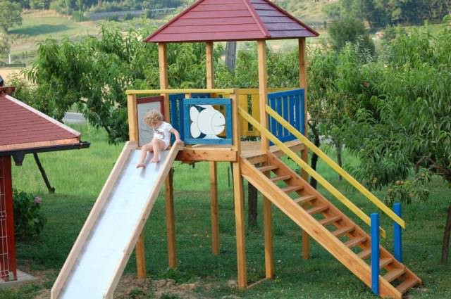 Безопасность определяется многими параметрами, но очень важно, чтобы горка была устойчивой, прочной и выдерживала вес сразу нескольких детей