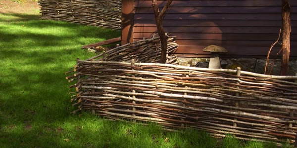 Огородик можно украсить плетенными ограждениями