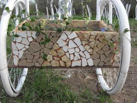 Битый кирпич, бетон и куски цемента – прекрасный декор