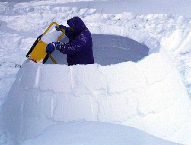 Мы рекомендуем повысить комфорт зимнего домика для детей, так как они каждый день вашего присутствия на даче будут проситься в нем поиграть