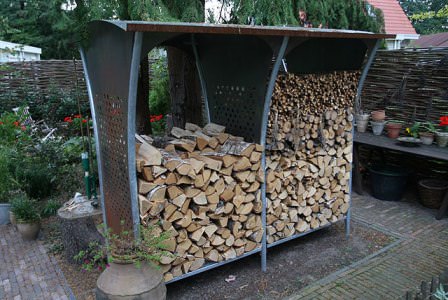 Крыша дровника должна оберегать от влаги и затекания