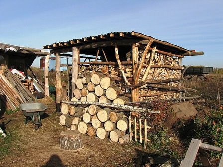 Классный дровник для дачи с минимальными затратами