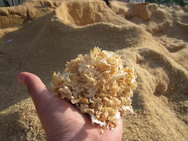 Торфяно-болотную землю обогащают и улучшают опилками