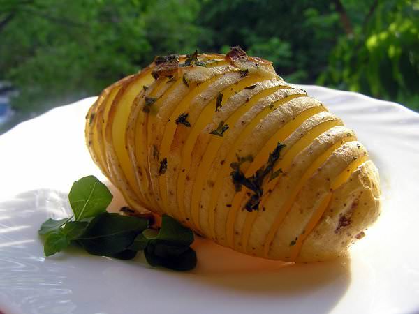 Картошку-гармошку можно приготовить разными способами