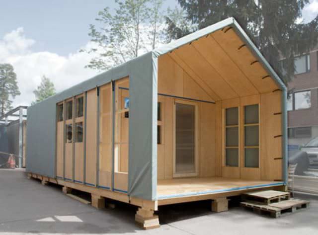Установить строительный вагончик на даче – не проблема, только вот все чаще они заменяются теми же бытовками или подобными каркасными сооружениями из недорогого материала