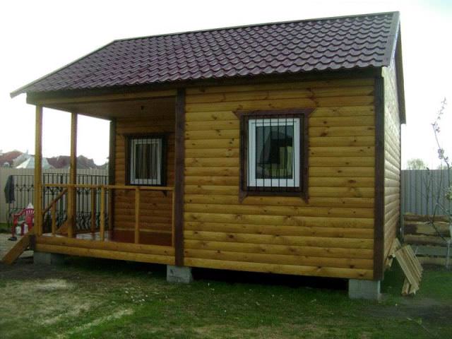 Бытовка может иметь самые разнообразные назначения. Изначально она строится в качестве помещения для хозяйственных и бытовых нужд на участках строительства, но дальше переходит в обычное пользование и служит сараем, кухней, хранилищем или даже мастерской