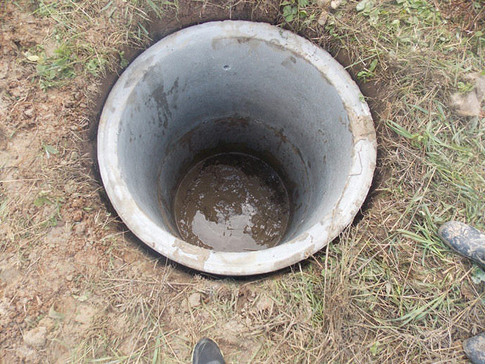 Если колодец установлен недавно, сразу выполнять своими руками глиняный замок не следует