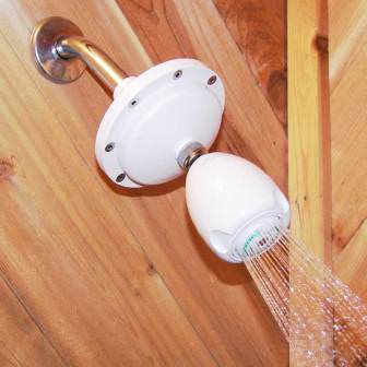 Учимся экономить воду на даче — поливаем только растения, перекрываем воду после использования душа и мойки