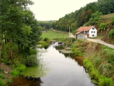 Если около дачи имеется водоем, его берега могут стать поставщиком камней или глины для мелкого строительства
