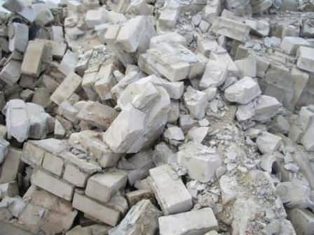 Не тратьте деньги и силы на вывоз строительного мусора, ведь он обязательно пригодится на дачном участке