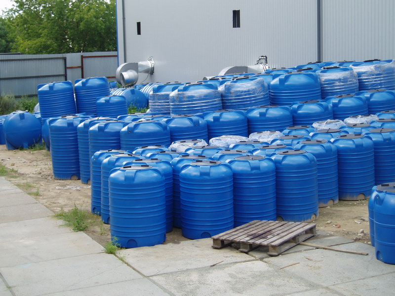 Пластиковые емкости под воду — самые удобные и практичные для дачного участка