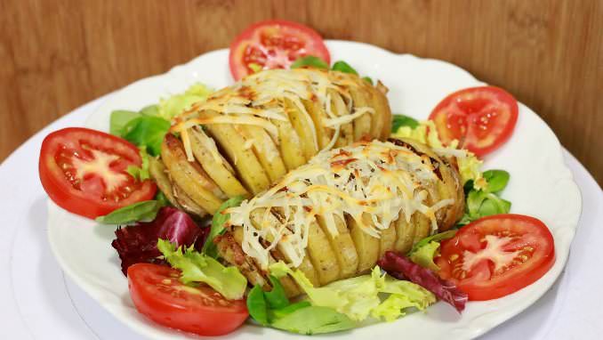 Картошка-гармошка с овощами – самый простой способ приготовления ароматной печеной картошки