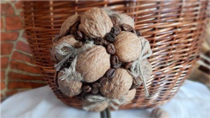 Красивый осенний топиарий получается из грецких орехов