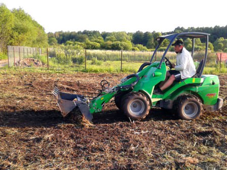 Изменение рельефа участка для посадки и формирования сада