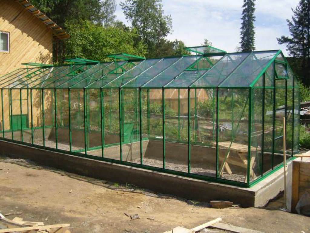 Фундамент для зимней теплицы лучше всего сооружать из более прочных материалов. Здесь хорошо себя покажут камень и бетон