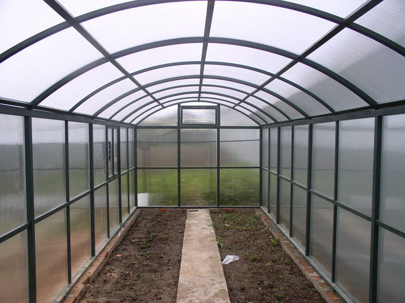 Кирпичный фундамент для теплицы будет, конечно же, прочнее деревянного, надежнее и намного качественнее