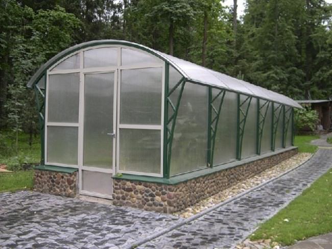 Под теплицу из поликарбоната отлично подойдет каменный фундамент