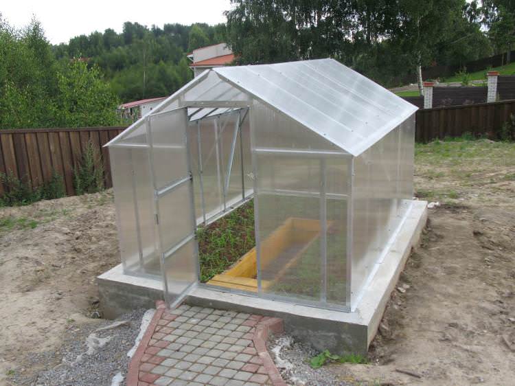 Фундамент шириной в 25-40 см будет достаточно залить на глубину в 50-60 см.