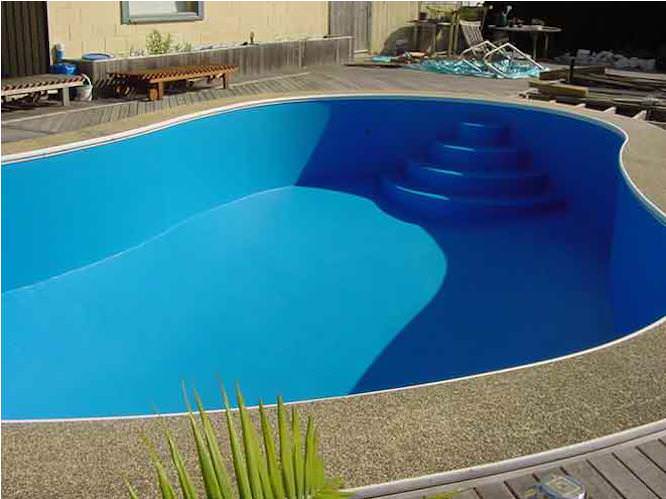 Гидроизоляция бетонного бассейна должна быть выполнена вовремя, во время строительства или еще до начала его эксплуатации